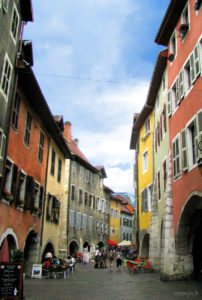 photo de rue colorée à Annecy