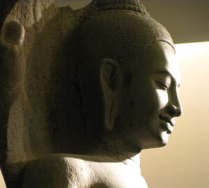 Statue de Bouddha souriant prise au musée Guimet